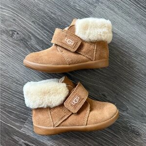 UGG beige/tan unisex toddler shoes/boots. Size 8